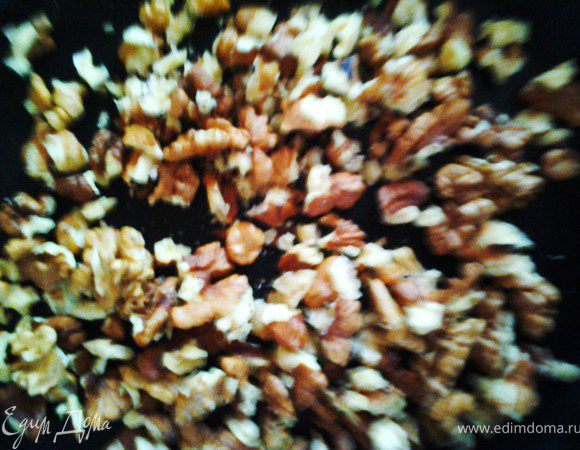 Орехи запечь или обжарить на сковороде.