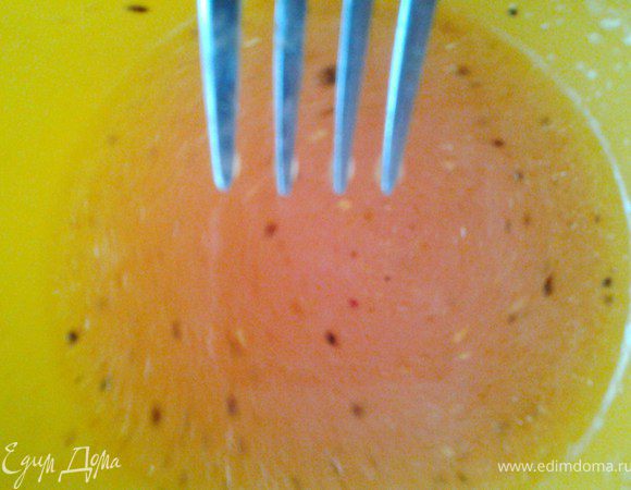 Выжать сок из лимона, смешать с уксусом, перцем, солью и оливковым маслом. Взбить вилкой.