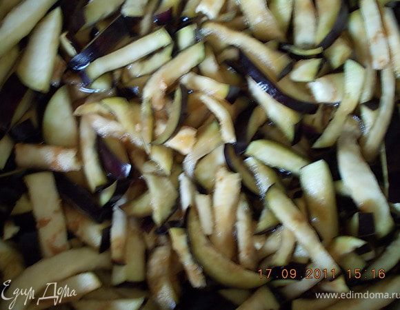 баклажаны нарезать брусочками и подержать в солёной воде 30 минут