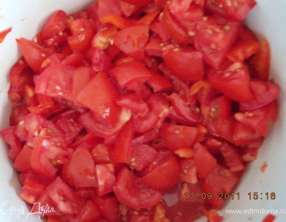 помидоры разрезать на 6-8 частей