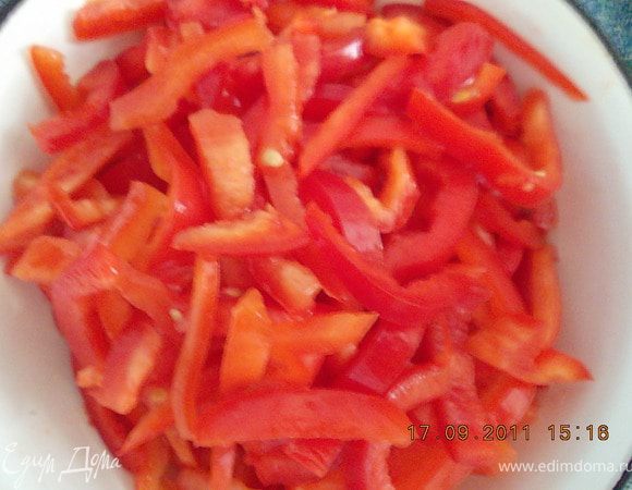 болгарский перец освободить от семян и перегородок и нарезать  соломкой