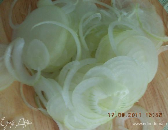 лук нарезать тонкими кольцами