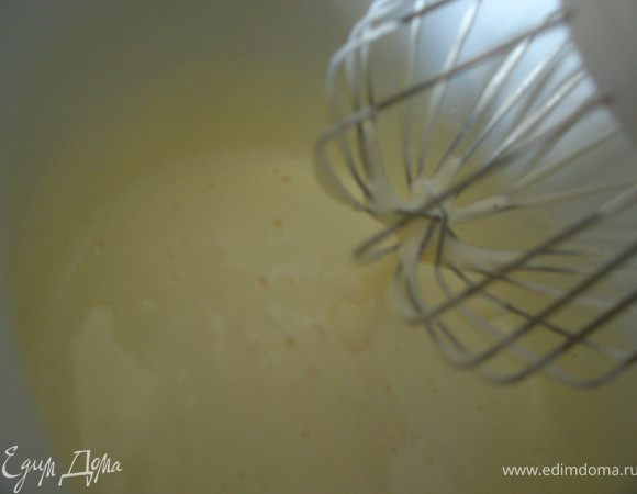 Взбить яйца с 100гр сахара в стойкую пену.