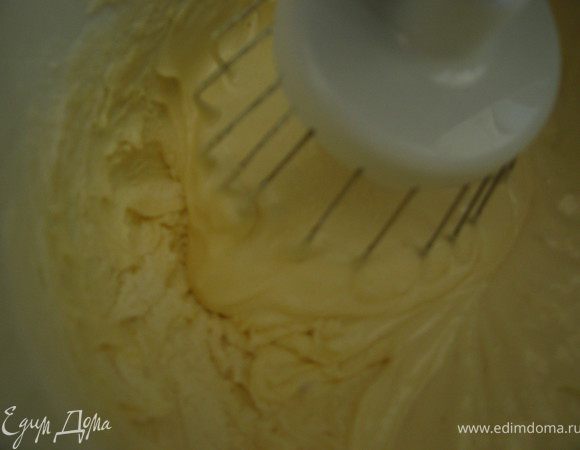 Добавить муку и на средних оборотах миксера смешать с яичной массой.