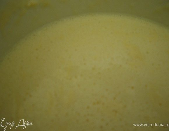 Добавить остывшую молочную смесь,ром или коньяк. Перемешать до однородного состояния. Тесто получается жидкое как на блины. А теперь закрываем наше тесто, убираем в холодильник  и... забываем о нем на 24 часа. 