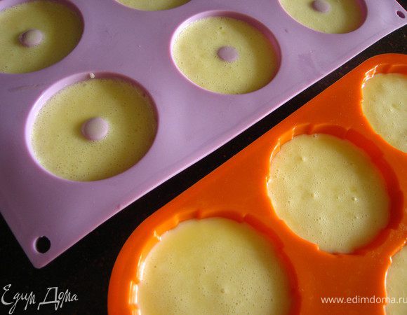 Через сутки : духовку разогреваем до 190 гр. Разливаем тесто по формочкам для маффин, 1см не доливая до края. Я запекаю печенье в силиконовых формочках, поэтому ставлю сразу на противень и разливаю. Ставим в разогретую духовку  от 1часа 15 минут до 1час 30 минут в зависимости от духовки. Печенье должно стать коричнево- карамельного цвета. Я пеку 1час 20мин. Даем немножко остыть в формах, а потом очень легко выпрыгивает.