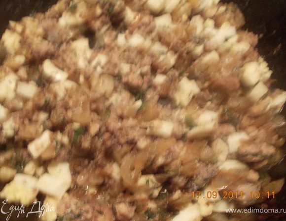 готовим начинку: мелко режем лук, обжариваем до золотистого цвета, добавляем зелень (у меня было немножко укропа). Измельчаем рыбу ножом или вилкой, без разницы, измельчаем яйца и всё вместе перемешиваем.