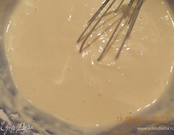 теперь тесто: слегка взбиваем яйца добавляем майонез, перемешиваем, кефир перемешиваем и муку всё перемешать тесто получается достаточно жидкое