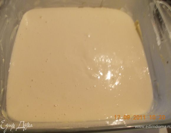 наливаем чуть больше половины теста в смазанную маслом форму