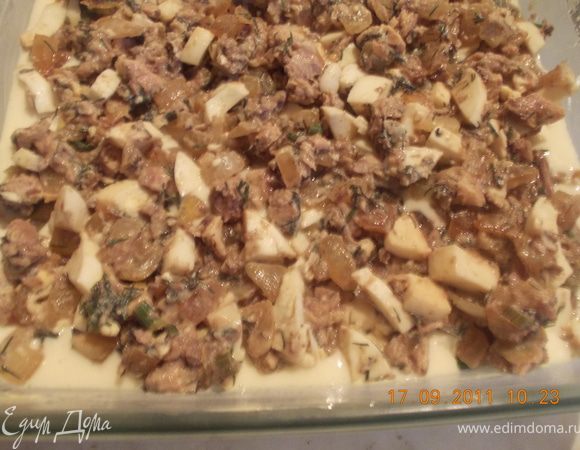 выкладываем начинку, сверху покрываем оставшимся тестом и ставим в духовку 200гр около получаса