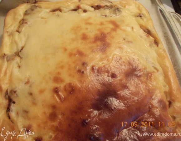 если пирог успеет остыть ( у меня не успел, на запах все сразу сбежались), то он из формы лучше вынимается. Я разрезала прямо в форме и разложила по тарелкам)
Приятного аппетита!