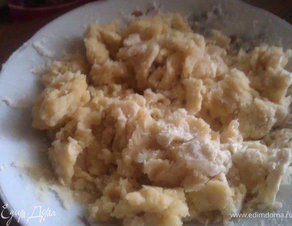 Масло смешать с мукой до образования комочков, добавить соль/сахар.