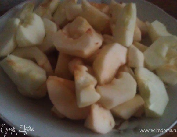 Очистить яблоки, порезать на дольки.