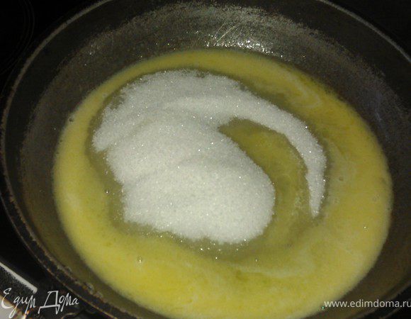 В сковороде распустить масло, добавить сахар и корицу. Перемешать.