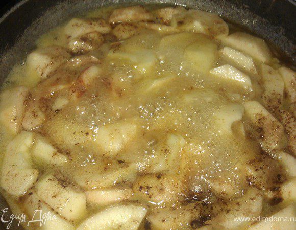 Сразу же разложить яблочки, выгнутой стороной вниз и на медленном огне готовить до кармелизации сахара. Не перемешивайте. На всё это у меня ушло где-то минут 15.