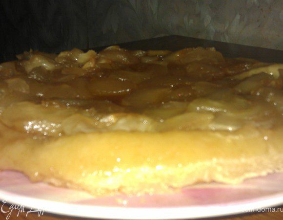 Достаём сковороду. Даём чуток остыть. Немного покрутите сковороду, чтобы пирог отошел от стеночек. Кладём сверху блюдо, таким же диаметром, как и сковорода и переворачиваем пирог. Аккуратнее, карамель может политься