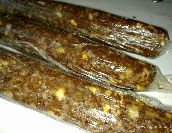 Муку просеять и порубить со сливочном маслом до состояния крошки. Добавить сахар, какао, слегка взбитое яйцо и быстро замесить тесто. Добавить орехи и скатать из теста колбаски диаметром 3 см. Поместить на 4 часа в холодильник.