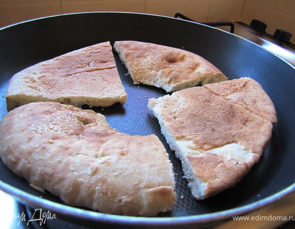 Подсушиваем на горячей сковороде