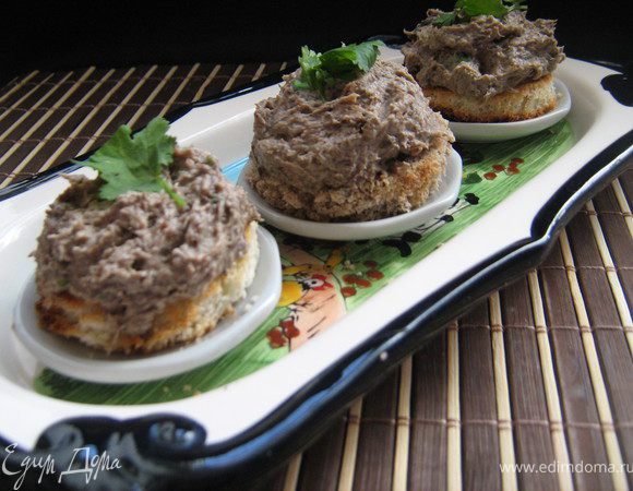 добавить сыр и измельчить всё с помощью блендера,зелень мелко нарезать,добавить к грибному паштету,посолить,поперчить по вкусу.Подавать украсив зеленью с тостами или гренками.Приятного аппетита.