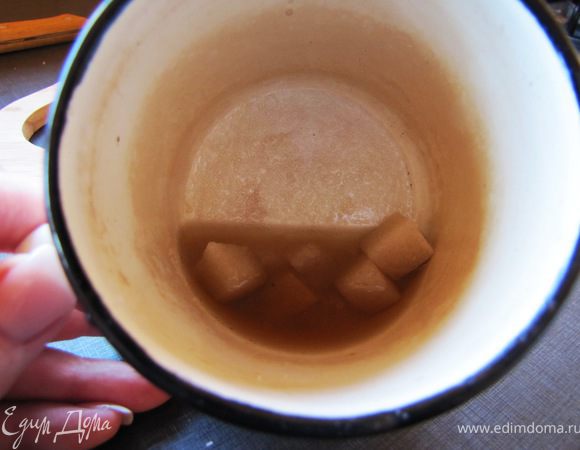 Из сахара (у меня был рафинированный) воды и коньяка делаем сироп