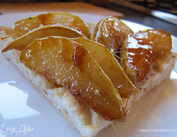 Выкладываем грушу на хлеб - наш чудо-десерт готов...