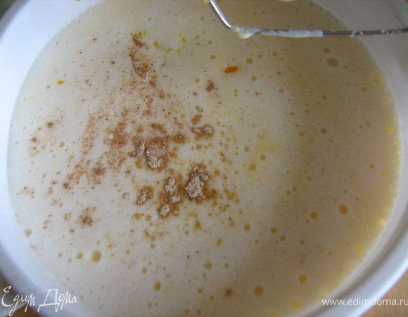  Яйца взбить с сахаром до состояния крепкой пены, добавить желатин и хорошо перемешать. К яичной смеси добавить тыквенное пюре, имбирь,мускатный орех. Перемешать, поместить в холодильник на 5 мин.