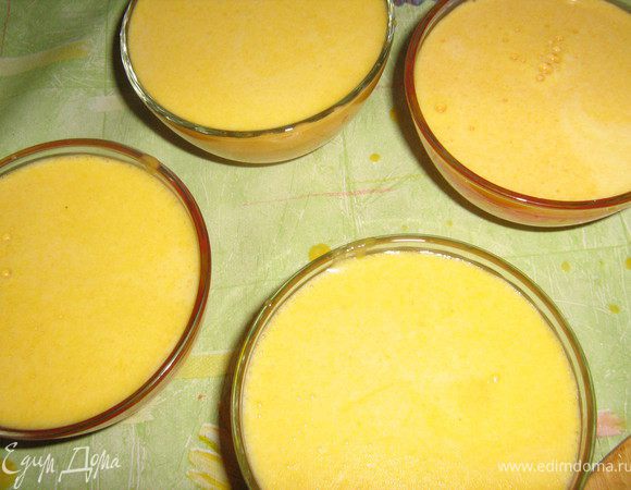 Взбить сливки, вынуть мусс из холодильника и ввести в него сливки,аккуратно перемешать.Разложить по креманкам и вновь поставить в холодильник для застывания часов на 5,не меньше.