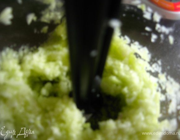 Кабачок и лук режем на небольшие кусочки, пробиваем блендером до состояния пюре.