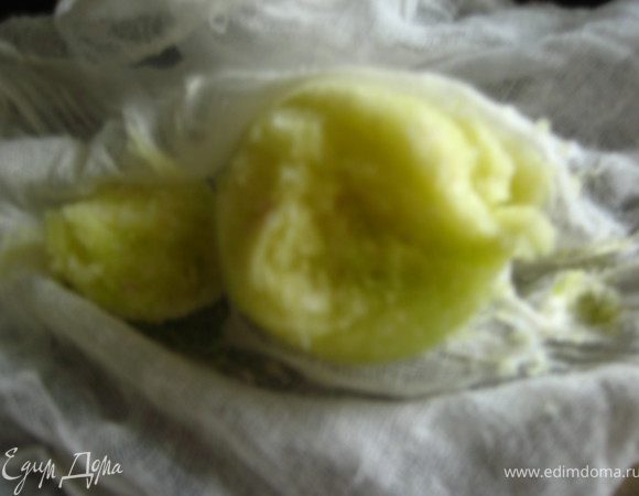 С этой массы отжимаем сок. Я это делаю с помощью марли.Доливаем водой до 200мл.