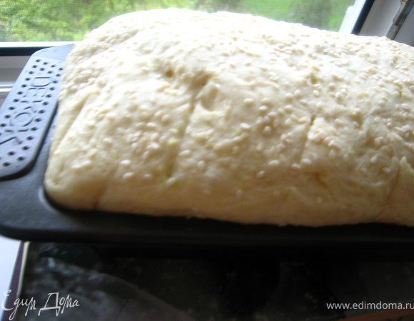 Из второй части  формируем хлеб. Я просто выложила тесто в смазанную оливковым маслом форму для кекса. Мне нравится прямоугольная форма хлеба.Оставляем для подъема, смазываем маслом и посыпаем кунжутом.