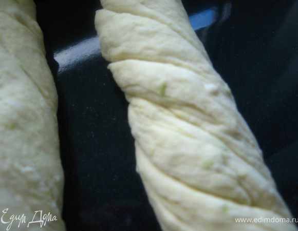 Из оставшейся части делаем багет. Вытягиваем тесто, затем скручиваем жгутом. 