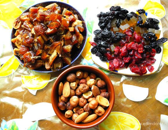 Добавить сухофрукты, мармелад и пряности (семена кардамона предварительно измельчить), снова перемешать.