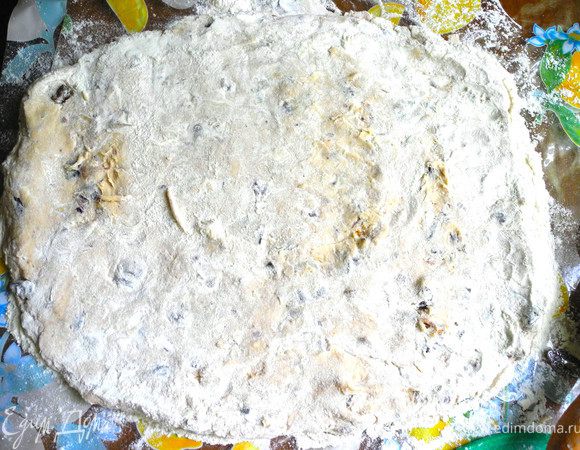 Смешать муку с разрыхлителем, просеять и добавить в творожную смесь. Хорошо перемешать, должно получится достаточно мягкое тесто. На присыпанную мукой поверхность выложить тесто и раскатать длинную лепешку толщиной 2 см. Если тесто будет очень нежным присыпать его мукой.