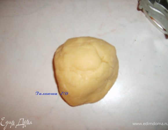 Из перечисленных ингредиентов замесить тесто. 