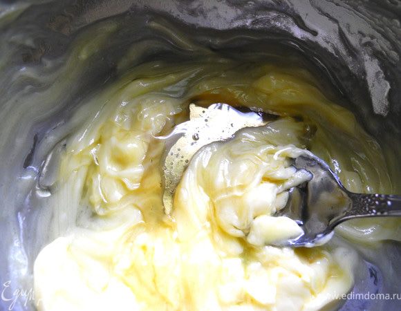 Смешать масло с медом и слегка нагреть.