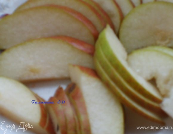 Груши также порезать ломтиками