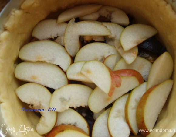 Теперь все укладываем в тесто слоями:
сливы, груши