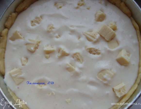 Творожная заливка и шоколад. После выпекания шоколад немного подтает, но все-же кусочки его будут чувствоваться при поедании:))