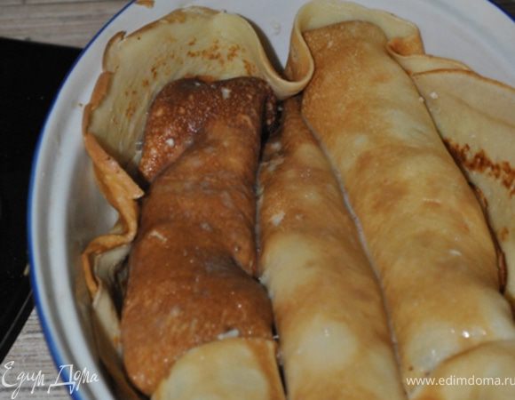 Начинить блины мясом. свернуть их в трубочку.
На дно формы плотно уложить слой блинов. Полить половиной яично-молочной смеси. 