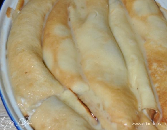 Уложить оставшиеся блины, залить смесью.