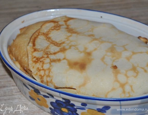 Сверху уложить пустые блины. Накрыть форму крышкой или фольгой и запекать при 180 гр. 20 минут. Затем крышку снять и запекать еще 10 минут.