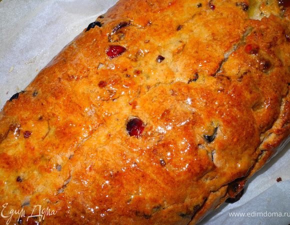 Смазать горячий штоллен медово-масляной смесью.