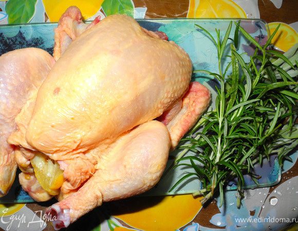 В пузико цыпленка положить соленый лимон и травы, сверху смазать смесью меда и сливочного масла и посолить.