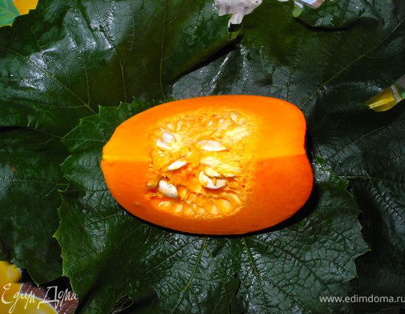 Тыкву разрезать на дольки, очистить от семян.