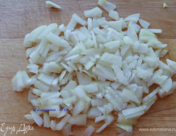 Лук  измельчить и перемешать его с бульоном, пусть немного "поплавает" в нем