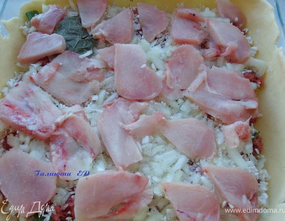 Поверх лука укладываем кусочки мяса курицы. Еще я добавила лавровые листики, ну это уже отсебятина:))