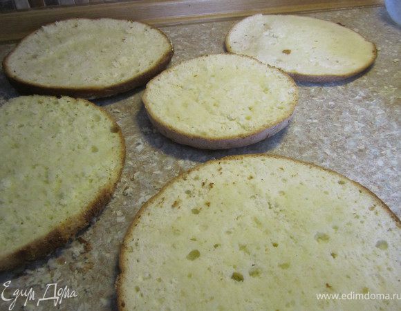 Приготовить бисквит по рецепту http://www.edimdoma.ru/recipes/20733 . Разрезать на 4ре коржа.