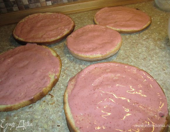 Приготовить клубничный мусс. Желатин залить кипятком (50 мл). Клубнику с сахаром взбить в блендере. Добавить желатин взбить.
Мусс нанести на коржи.