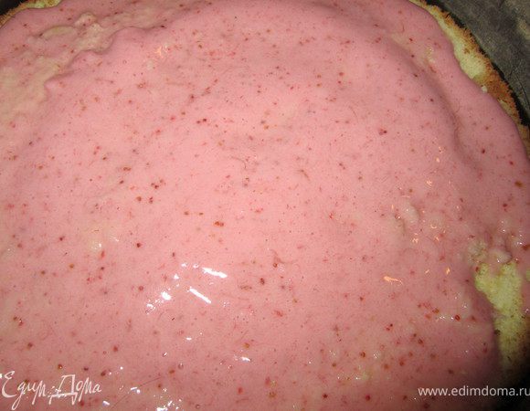 Один корж с муссом выложить в разъемную форму.