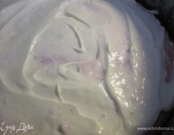 Покрыть 1/3 частью крема, сверху следующий корж. 